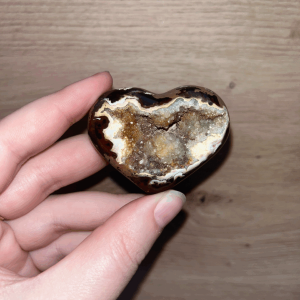 agaat hart, agaat werkt aardend, stabiliserend en beschermend.