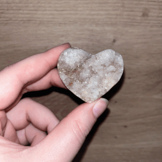 agaat hart, agaat werkt aardend, stabiliserend en beschermend.