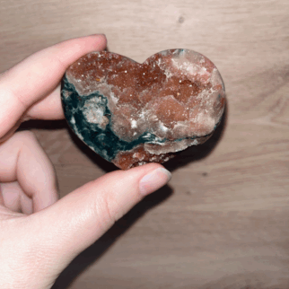 Roze amethist heeft een kalmerende en troostende werking, en helpt bij het verwerken van emotionele pijn, verdriet en trauma's.