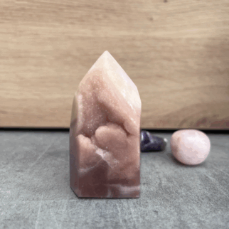 Roze amethist heeft een kalmerende en troostende werking, en helpt bij het verwerken van emotionele pijn, verdriet en trauma's.