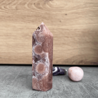 Roze amethist heeft een kalmerende en troostende werking, en helpt bij het verwerken van emotionele pijn, verdriet en trauma's.