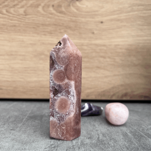 Roze amethist heeft een kalmerende en troostende werking, en helpt bij het verwerken van emotionele pijn, verdriet en trauma's.
