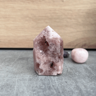 Roze amethist heeft een kalmerende en troostende werking, en helpt bij het verwerken van emotionele pijn, verdriet en trauma's.