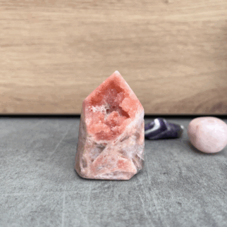 Roze amethist heeft een kalmerende en troostende werking, en helpt bij het verwerken van emotionele pijn, verdriet en trauma's.