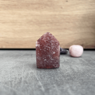 Roze amethist heeft een kalmerende en troostende werking, en helpt bij het verwerken van emotionele pijn, verdriet en trauma's.