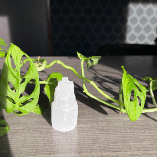 Seleniet toren. Seleniet neemt vermoeidheid weg, absorbeert emotionele disbalans en maakt vrolijk.