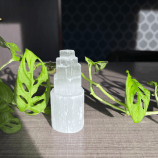 Seleniet toren. Seleniet neemt vermoeidheid weg, absorbeert emotionele disbalans en maakt vrolijk.