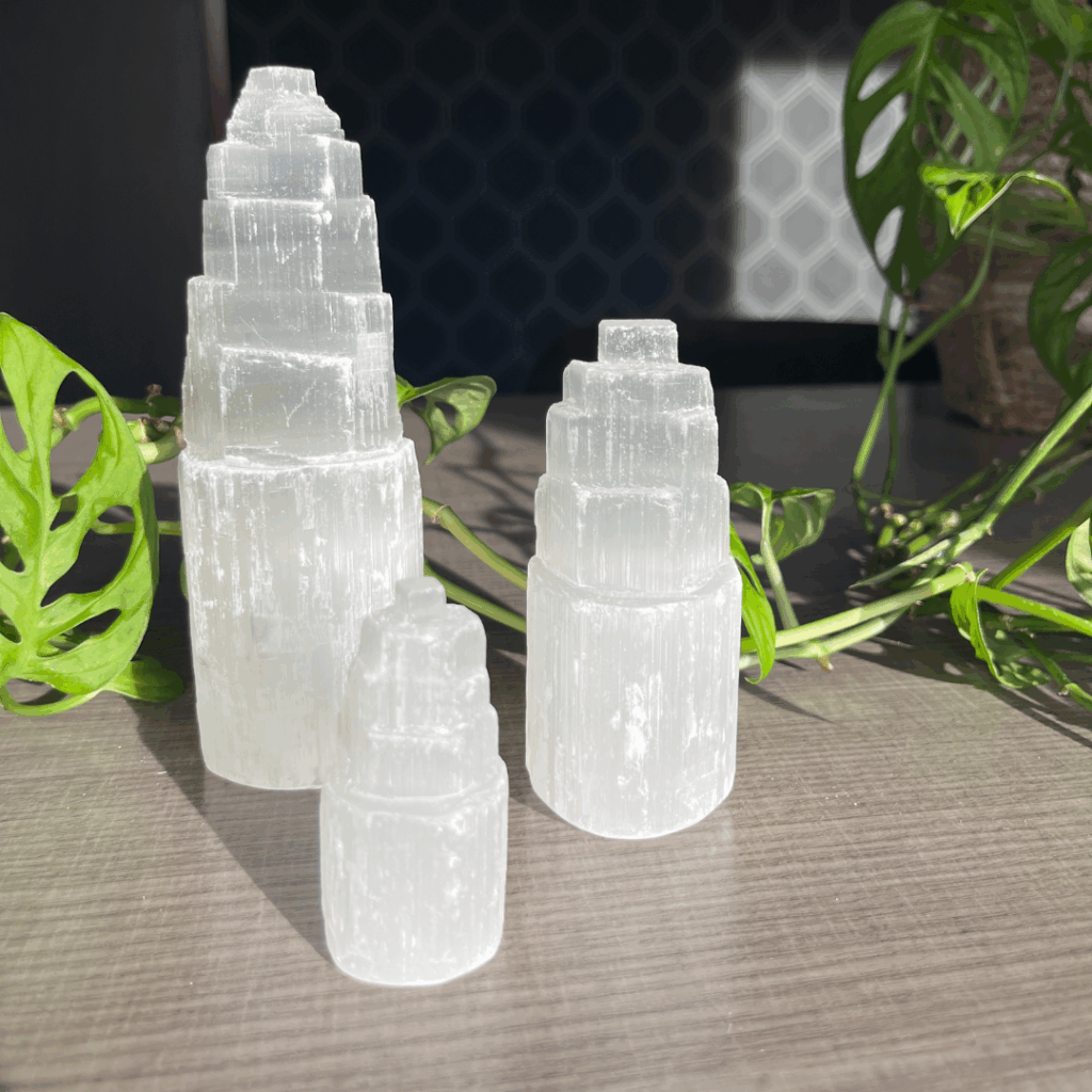 Seleniet toren. Seleniet neemt vermoeidheid weg, absorbeert emotionele disbalans en maakt vrolijk.