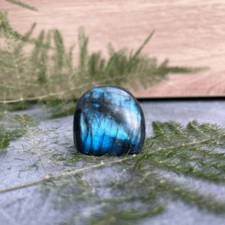 Labradoriet freeform: Labradoriet werkt beschermend en vergroot geestelijke kracht.