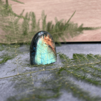 Labradoriet freeform: Labradoriet werkt beschermend en vergroot geestelijke kracht.