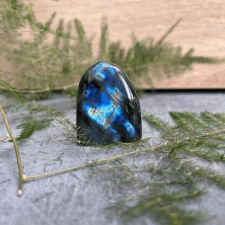 Labradoriet freeform: Labradoriet werkt beschermend en vergroot geestelijke kracht.