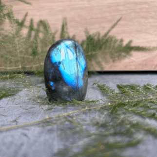 Labradoriet freeform: Labradoriet werkt beschermend en vergroot geestelijke kracht.