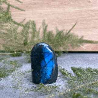 Labradoriet freeform: Labradoriet werkt beschermend en vergroot geestelijke kracht.