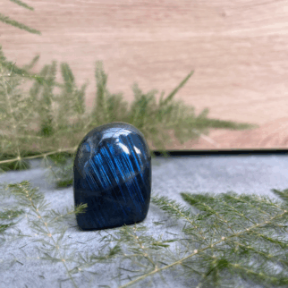 Labradoriet freeform: Labradoriet werkt beschermend en vergroot geestelijke kracht.