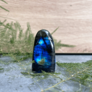 Labradoriet freeform: Labradoriet werkt beschermend en vergroot geestelijke kracht.