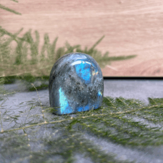 Labradoriet freeform: Labradoriet werkt beschermend en vergroot geestelijke kracht.