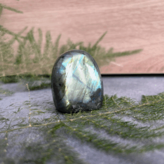 Labradoriet freeform: Labradoriet werkt beschermend en vergroot geestelijke kracht.