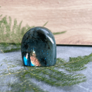 Labradoriet freeform: Labradoriet werkt beschermend en vergroot geestelijke kracht.