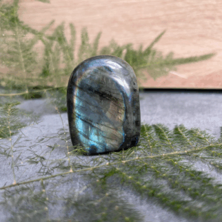 Labradoriet freeform: Labradoriet werkt beschermend en vergroot geestelijke kracht.