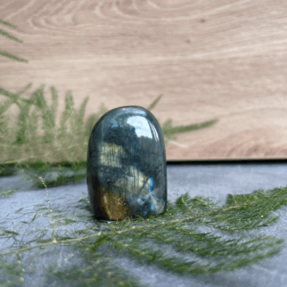 Labradoriet freeform: Labradoriet werkt beschermend en vergroot geestelijke kracht.