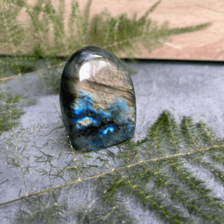 Labradoriet freeform: Labradoriet werkt beschermend en vergroot geestelijke kracht.