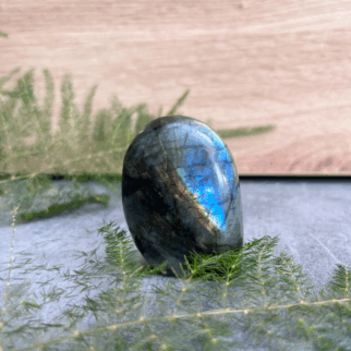 Labradoriet freeform: Labradoriet werkt beschermend en vergroot geestelijke kracht.