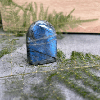 Labradoriet freeform: Labradoriet werkt beschermend en vergroot geestelijke kracht.