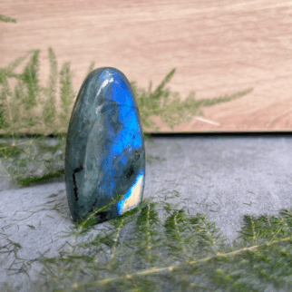 Labradoriet freeform: Labradoriet werkt beschermend en vergroot geestelijke kracht.