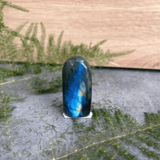 Labradoriet freeform: Labradoriet werkt beschermend en vergroot geestelijke kracht.