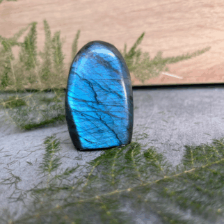 Labradoriet freeform: Labradoriet werkt beschermend en vergroot geestelijke kracht.