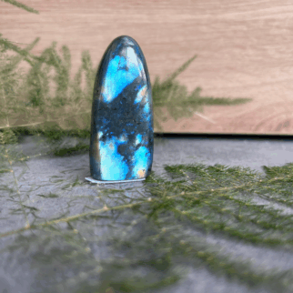 Labradoriet freeform: Labradoriet werkt beschermend en vergroot geestelijke kracht.