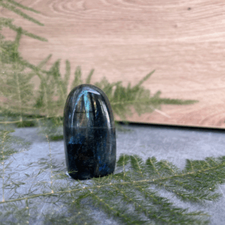 Labradoriet freeform: Labradoriet werkt beschermend en vergroot geestelijke kracht.