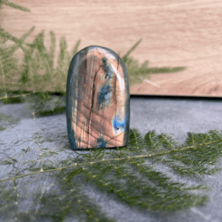 Labradoriet freeform: Labradoriet werkt beschermend en vergroot geestelijke kracht.