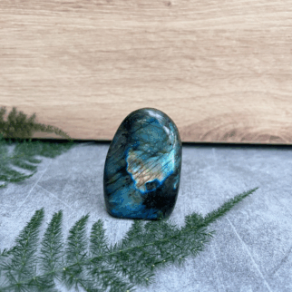 Labradoriet freeform: Labradoriet werkt beschermend en vergroot geestelijke kracht.