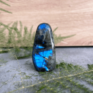 Labradoriet freeform: Labradoriet werkt beschermend en vergroot geestelijke kracht.