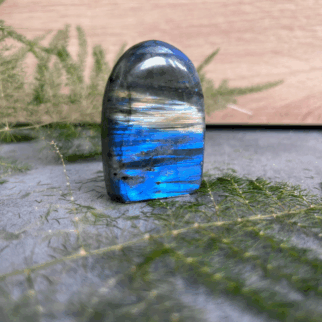 Labradoriet freeform: Labradoriet werkt beschermend en vergroot geestelijke kracht.