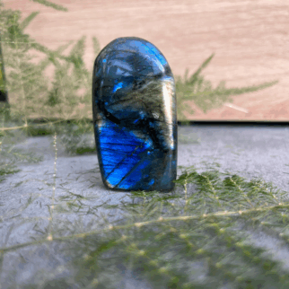 Labradoriet freeform: Labradoriet werkt beschermend en vergroot geestelijke kracht.