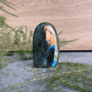 Labradoriet freeform: Labradoriet werkt beschermend en vergroot geestelijke kracht.