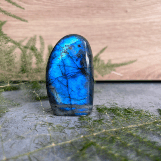 Labradoriet freeform: Labradoriet werkt beschermend en vergroot geestelijke kracht.