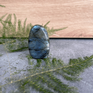 Labradoriet freeform: Labradoriet werkt beschermend en vergroot geestelijke kracht.