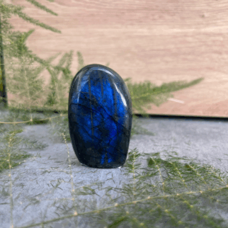 Labradoriet freeform: Labradoriet werkt beschermend en vergroot geestelijke kracht.