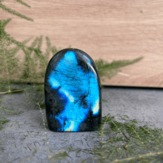 Labradoriet freeform: Labradoriet werkt beschermend en vergroot geestelijke kracht.