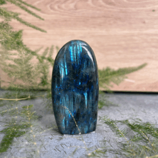 Labradoriet freeform: Labradoriet werkt beschermend en vergroot geestelijke kracht.