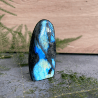 Labradoriet freeform: Labradoriet werkt beschermend en vergroot geestelijke kracht.