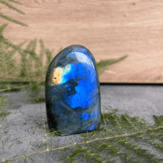 Labradoriet freeform: Labradoriet werkt beschermend en vergroot geestelijke kracht.