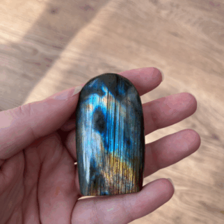 Labradoriet freeform: Labradoriet werkt beschermend en vergroot geestelijke kracht.