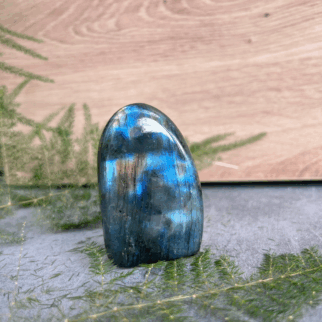 Labradoriet freeform: Labradoriet werkt beschermend en vergroot geestelijke kracht.