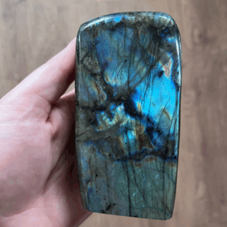 Labradoriet freeform: Labradoriet werkt beschermend en vergroot geestelijke kracht.