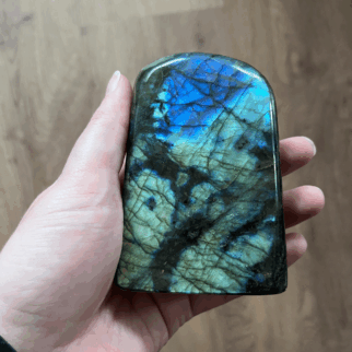 Labradoriet freeform: Labradoriet werkt beschermend en vergroot geestelijke kracht.