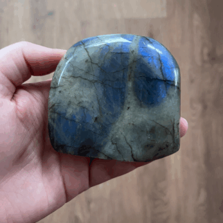 Labradoriet freeform: Labradoriet werkt beschermend en vergroot geestelijke kracht.